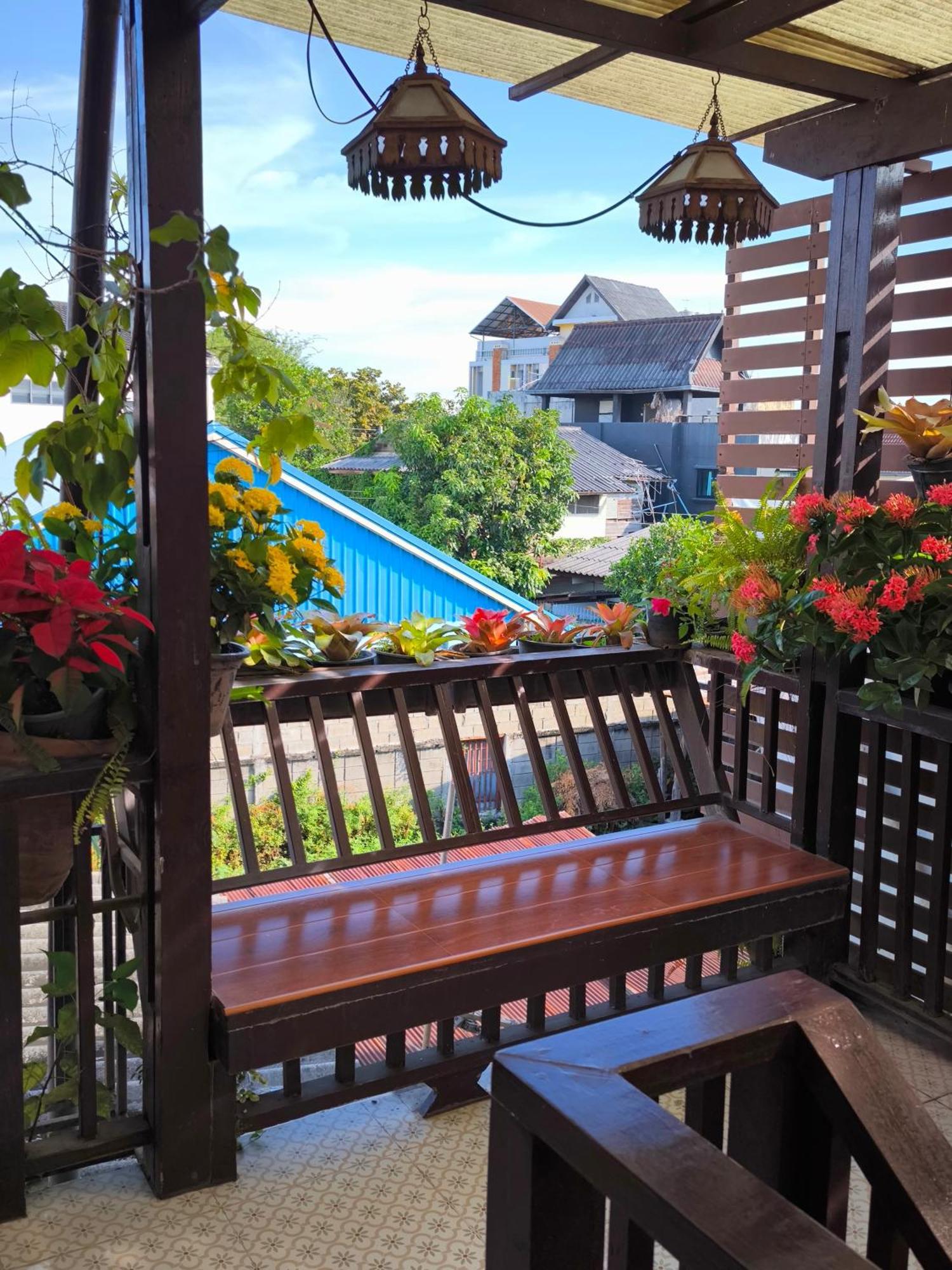 Ratchiangsaen Flora House Hotel Csiangmaj Kültér fotó