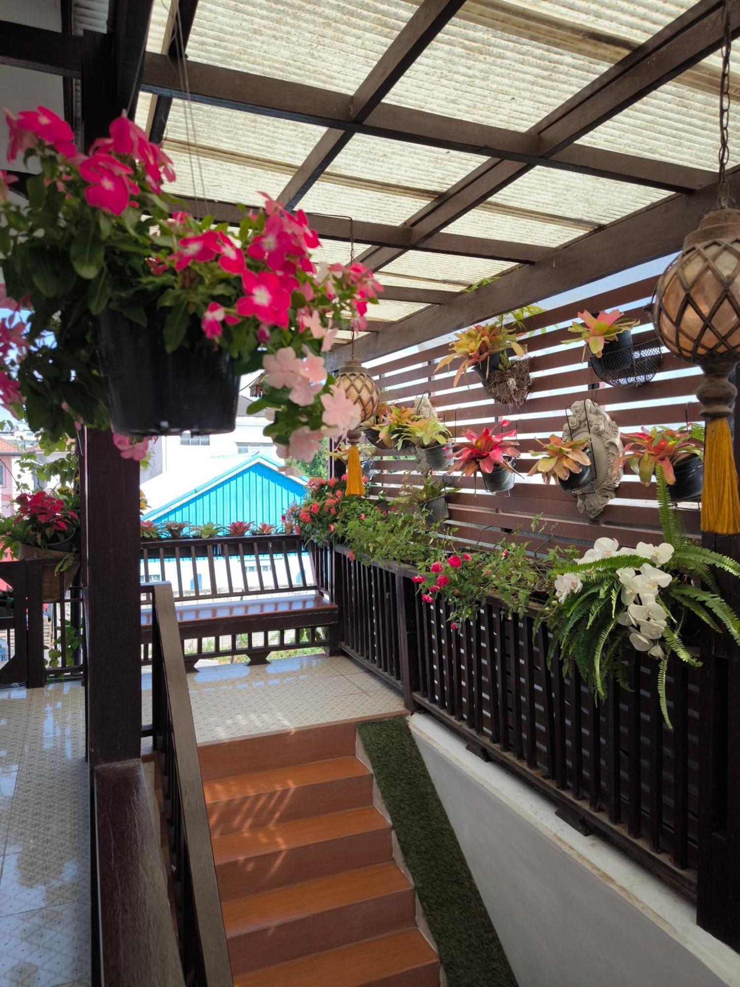 Ratchiangsaen Flora House Hotel Csiangmaj Kültér fotó