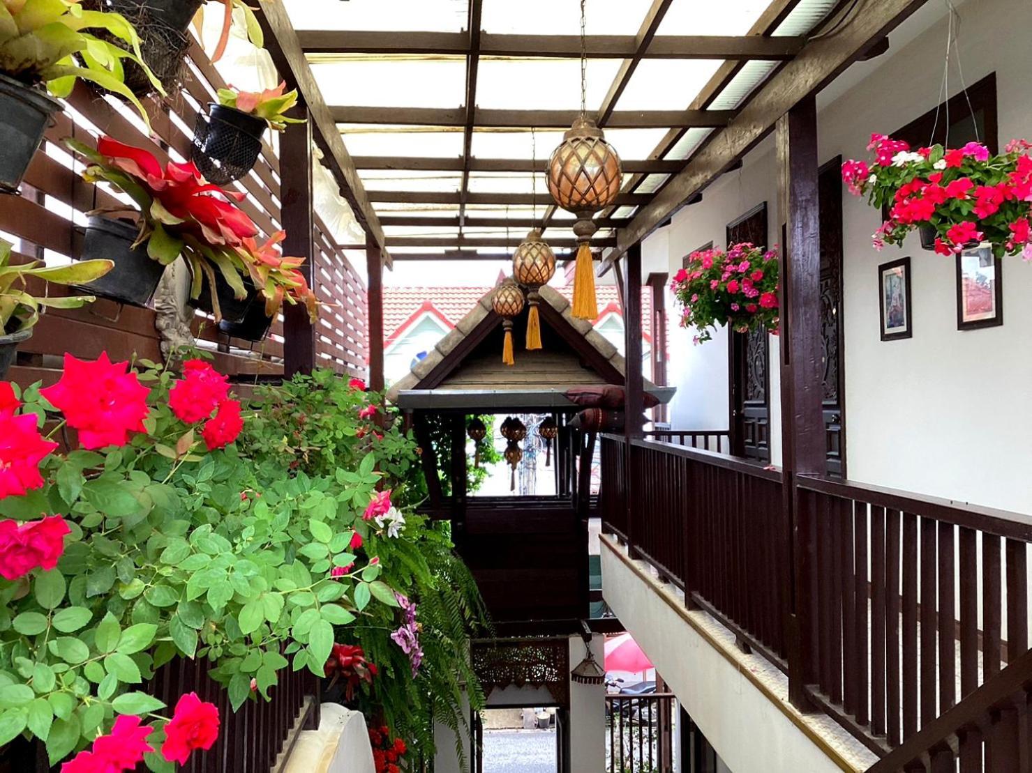 Ratchiangsaen Flora House Hotel Csiangmaj Kültér fotó