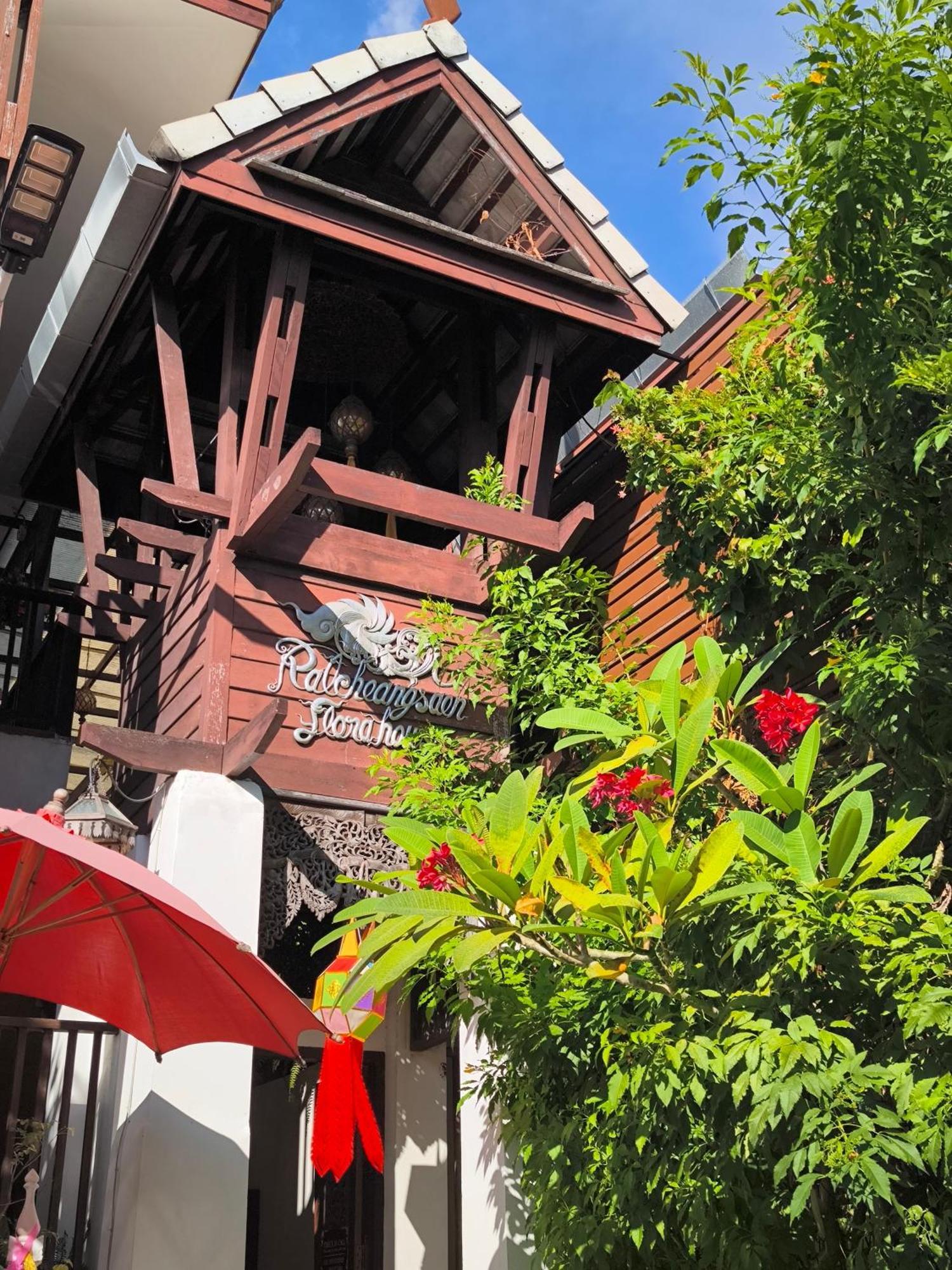 Ratchiangsaen Flora House Hotel Csiangmaj Kültér fotó