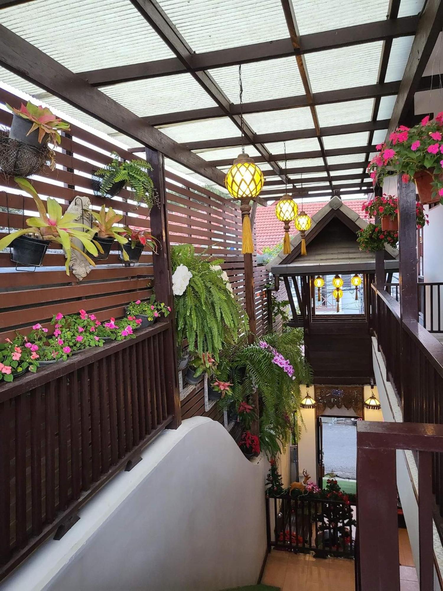 Ratchiangsaen Flora House Hotel Csiangmaj Kültér fotó