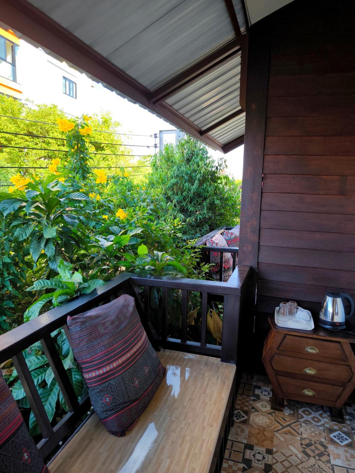 Ratchiangsaen Flora House Hotel Csiangmaj Kültér fotó