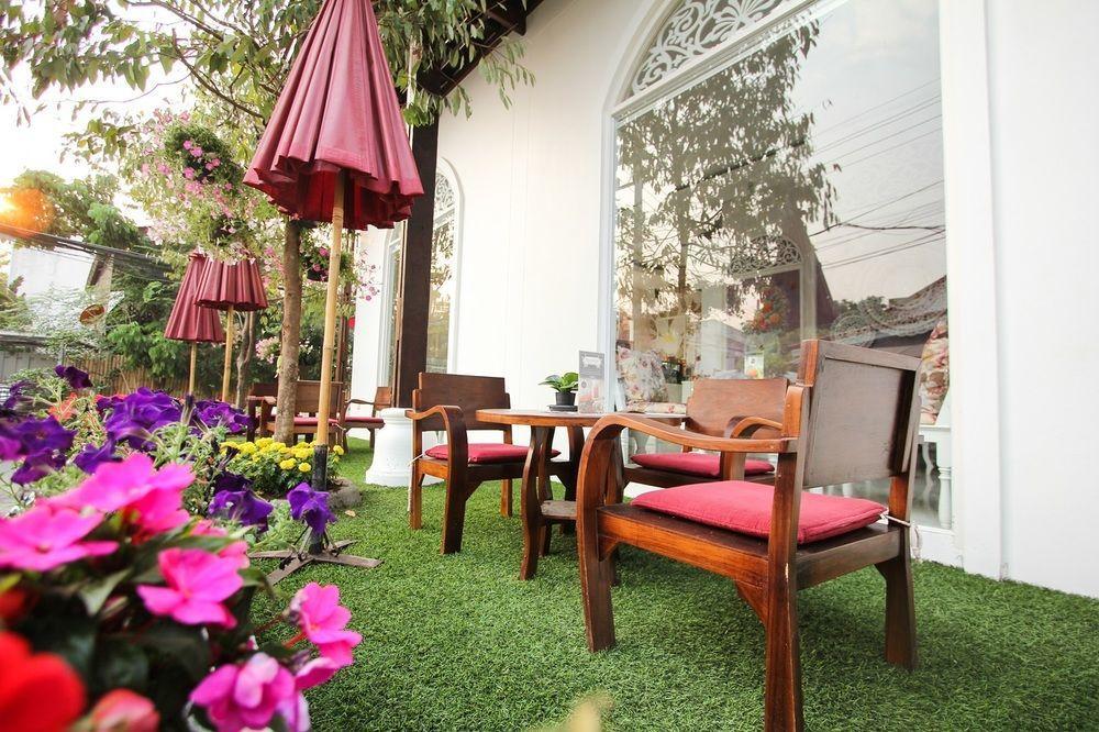 Ratchiangsaen Flora House Hotel Csiangmaj Kültér fotó